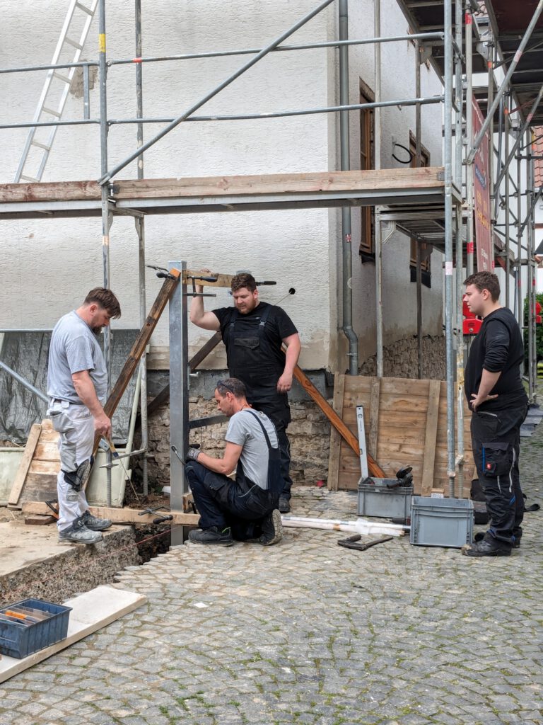 56. Woche bis 26.05 – Balkongeländer und  Betonieren für das Tor
