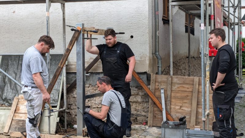 56. Woche bis 26.05 – Balkongeländer und  Betonieren für das Tor