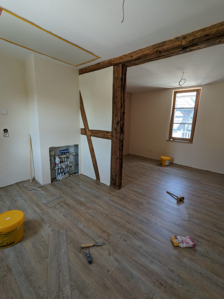 60. Woche bis 23.06 – Fußboden oben fertig und alles gestrichen