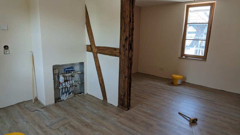 60. Woche bis 23.06 – Fußboden oben fertig und alles gestrichen